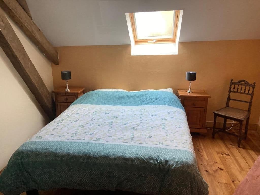 Chambre double du gîte, éclairée par un velux