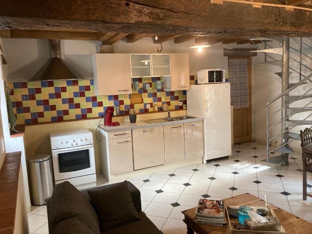 La cuisine du gîte, carrelage coloré et escalier en colimaçon