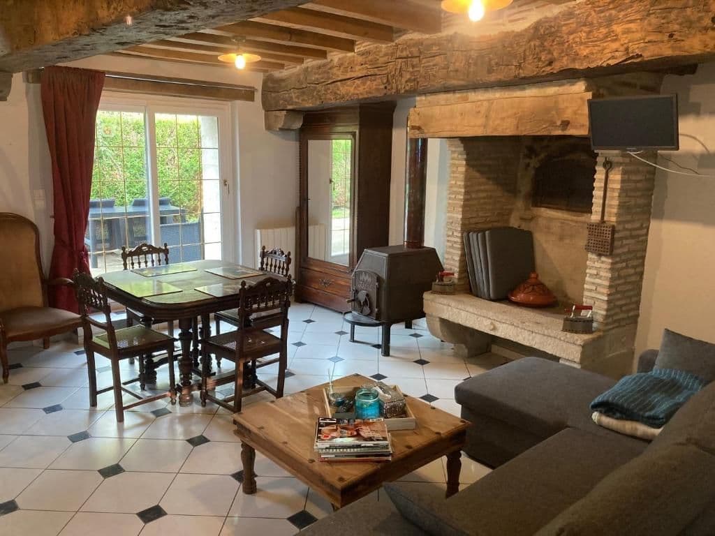 Le séjour du gîte avec sa cheminée et son poêle à bois