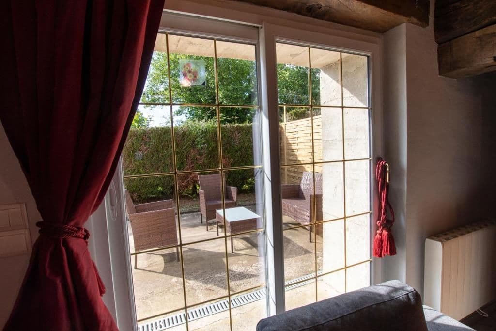 La terrasse privative vue depuis la porte vitrée